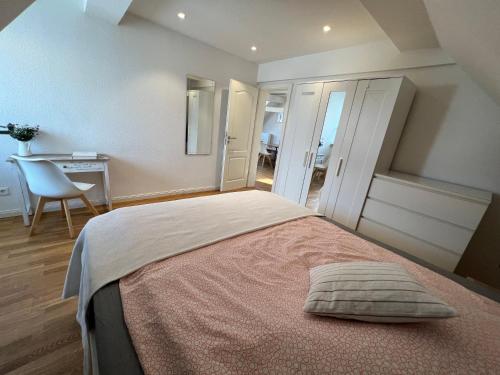 Postel nebo postele na pokoji v ubytování Schöne Altbauwohnung mit großer Dachterrasse für bis zu 8 Personen