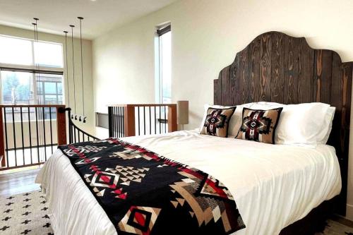 1 dormitorio con 1 cama grande y cabecero de madera en BRAND New Upscale Home- BEST location!, en Whitefish