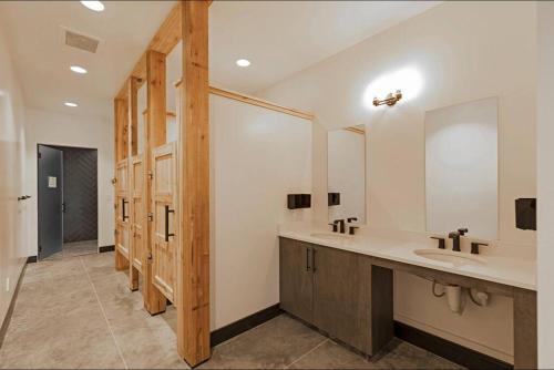 baño con 2 lavabos y espejo grande en BRAND New Upscale Home- BEST location! en Whitefish
