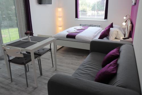 um quarto com um sofá, uma mesa e uma cama em Apartment,holiday home, Kutná Hora em Kutná Hora