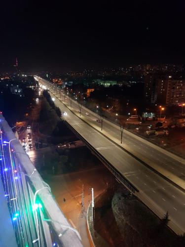 eine Stadtstraße in der Nacht mit Straßenbeleuchtung in der Unterkunft Квартира в аренду in Tbilisi City