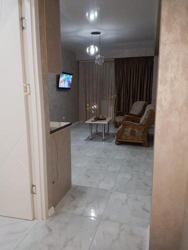 ein Wohnzimmer mit einem Sofa und einem Tisch in der Unterkunft Квартира в аренду in Tbilisi City