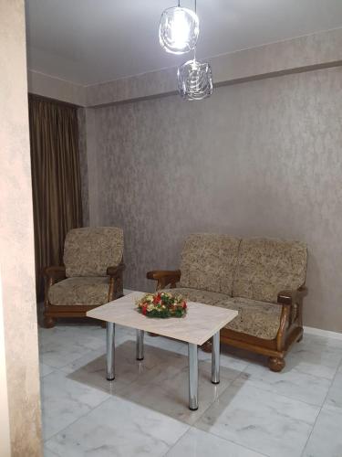 ein Wohnzimmer mit einem Sofa und einem Tisch in der Unterkunft Квартира в аренду in Tbilisi City