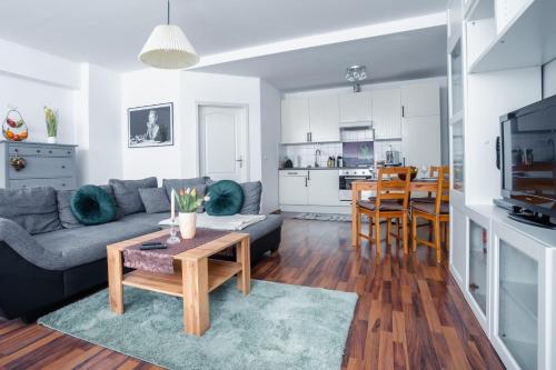 萊比錫的住宿－Traumschläferei，客厅配有沙发和桌子