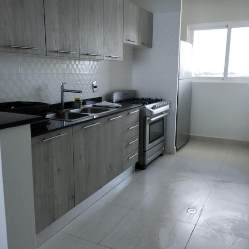 Una cocina o cocineta en Alquiler de Apartamento en Playa Bla nca Río Hato Frente al Mar