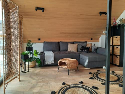 uma sala de estar com um sofá e uma mesa em Zawobaja em Zawoja