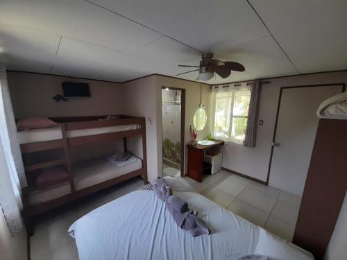Postel nebo postele na pokoji v ubytování Hotel El Colibri Rojo - Cabinas - Le Colibri Rouge