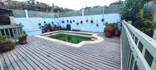 una piscina en medio de una terraza de madera en Casa Sto. Domingo Frente Al Mar, en Santo Domingo