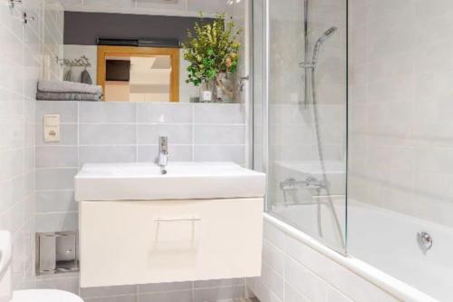 A bathroom at Uroczy Apartament - Angel City