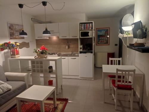 uma cozinha e sala de estar com um sofá e uma mesa em villa verde bed and breakfast em Uggiate