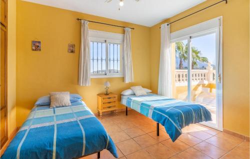 2 Betten in einem Zimmer mit Fenster in der Unterkunft Lovely Home In Malaga With Swimming Pool in Málaga