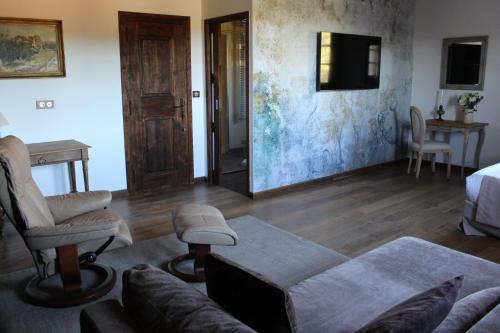 a living room with a couch and a tv at Domaine du Reginu in Santa-Reparata-di-Balagna