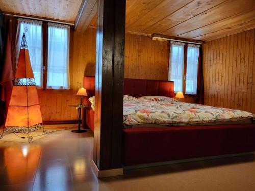 1 dormitorio con 1 cama en una habitación con ventanas en Hadassa Apartments Saba / Jona, en Uetendorf