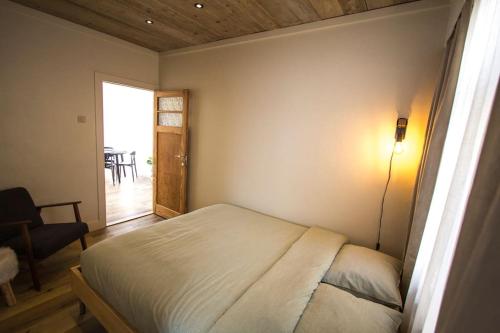 una camera con letto e una camera con tavolo di Ruim, lichtrijk appartement met terras in centrum a De Haan