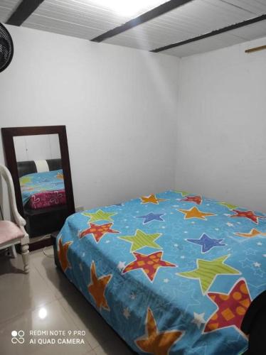 Una cama con estrellas en una habitación en Lindo Apartamento Sector Estrato 5, en Ibagué