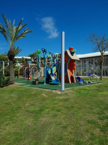 un parque infantil con tobogán en neot golf kz place en Caesarea