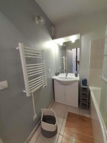 une petite salle de bain avec un lavabo et un miroir dans l'établissement Au feu de Berque, à Cherbourg en Cotentin