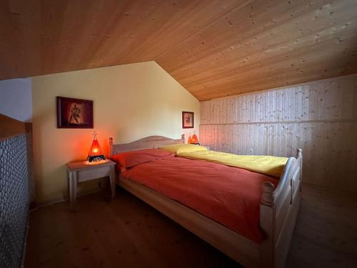 1 dormitorio con 1 cama y 1 mesa con 2 lámparas en Hadassa Apartment Maranatha / Selah, en Steffisburg