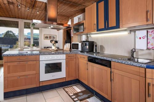 eine große Küche mit Holzschränken und -geräten in der Unterkunft Hadassa Apartments Navah in Uetendorf
