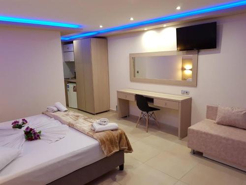 a hotel room with two beds and a desk and a chair at LA CARETTA S1 in Alikanas