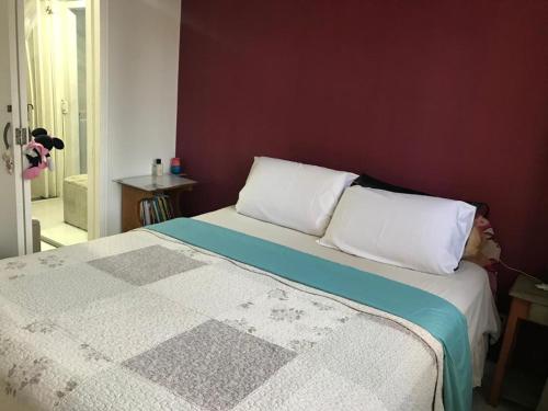 1 dormitorio con 1 cama grande con almohadas blancas en Airloft4People Hosp Sta Casa Mackenzie Av Pta e Shopping Higienopolis, en São Paulo