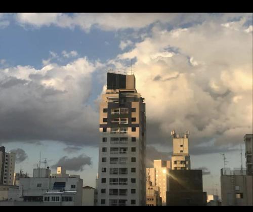 un edificio alto en una ciudad bajo un cielo nublado en Airloft4People Hosp Sta Casa Mackenzie Av Pta e Shopping Higienopolis, en São Paulo