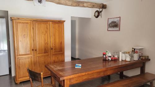 cocina con mesa de madera y armario de madera en La Grange Saint-Jacques, en Bach