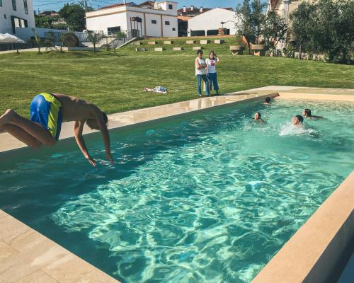 un groupe de personnes jouant dans une piscine dans l'établissement Quinta Dona Iria, à Miranda do Corvo