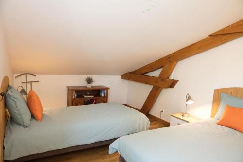 1 Schlafzimmer mit 2 Betten im Dachgeschoss in der Unterkunft Halte champêtre et familiale à 5 min de Tournus in LʼAbergement-de-Cuisery