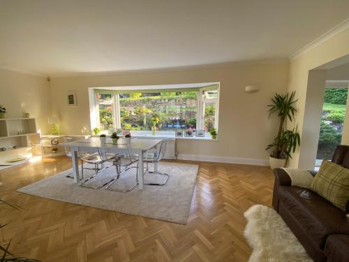 uma sala de estar com uma mesa e um sofá em Ranmore Rise Retreat em Westcott
