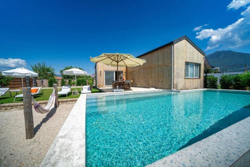 Der Swimmingpool an oder in der Nähe von Jaden Farm House