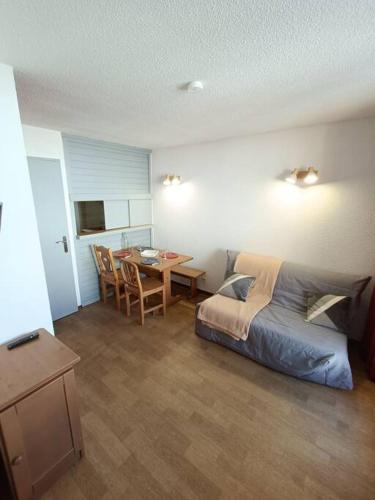 une chambre avec un lit et une table dedans dans l'établissement BEAU STUDIO CAB.- 4 PERS - PIED DES PISTES, à Tignes