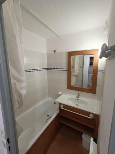 une salle de bain avec une baignoire, un lavabo et un miroir dans l'établissement BEAU STUDIO CAB.- 4 PERS - PIED DES PISTES, à Tignes