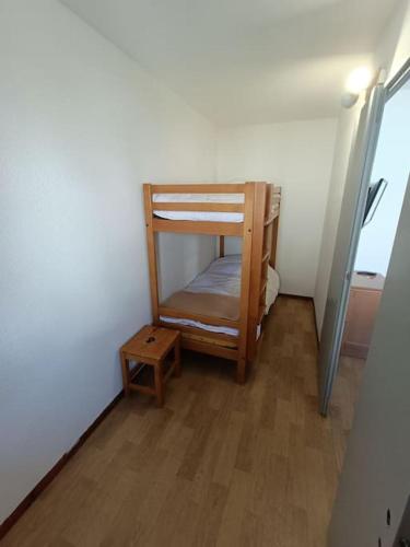 Cette petite chambre dispose de lits superposés et de parquet. dans l'établissement BEAU STUDIO CAB.- 4 PERS - PIED DES PISTES, à Tignes