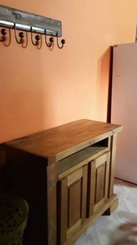 una mesa de madera en la esquina de una habitación en San Isidro en Olavarría