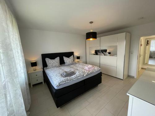 - une chambre avec un lit doté d'une tête de lit noire dans l'établissement Süße, komfortable Wohnung - 52qm mit Parkplatz, à Rietberg