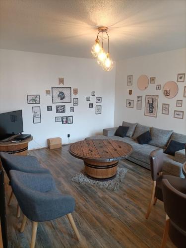 a living room with a table and a couch at Appartement très spacieux en plein cœur d'agen in Agen