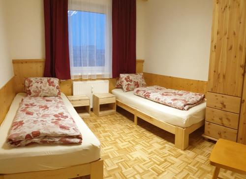 Pokój z 2 łóżkami i oknem w obiekcie Alpen Appart Bludenz City w mieście Bludenz
