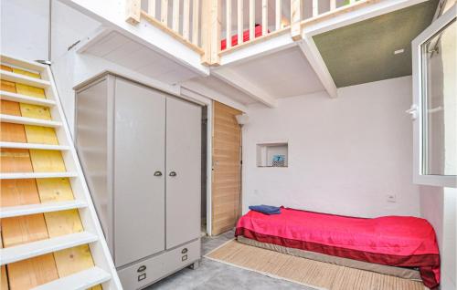 Un pat sau paturi într-o cameră la 2 Bedroom Amazing Home In Saint-jeannet