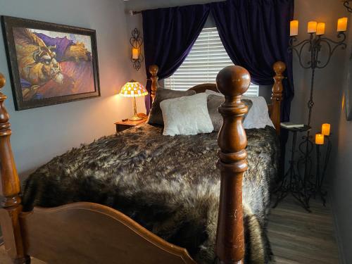 Schlafzimmer mit einem Bett und einem Fenster sowie einem Bett sidx sidx sidx in der Unterkunft Phantom History House Castle Room in Tampa