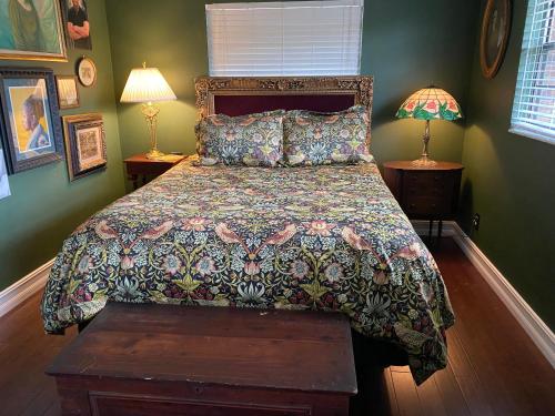 1 dormitorio con 1 cama y 2 lámparas en las mesas en Phantom History House - Portrait Room, en Tampa