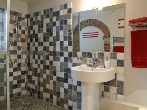 a bathroom with a sink and a shower at Rustys Cottage in Skirpenbeck