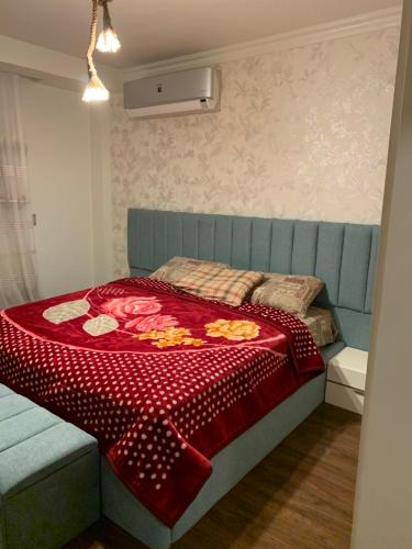 Ένα ή περισσότερα κρεβάτια σε δωμάτιο στο للإيجار الشهري بجاردينيا سيتي