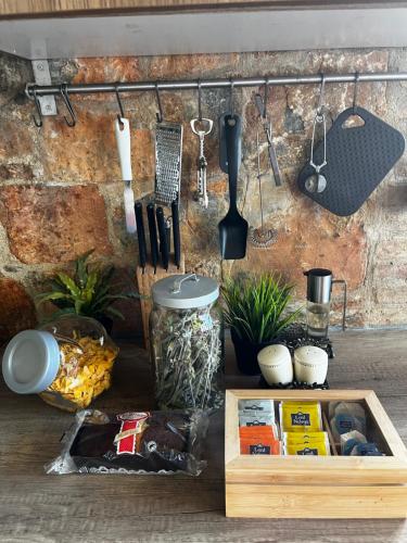 um balcão de cozinha com utensílios e uma caixa de madeira em Lykos Mansion em Kápsas