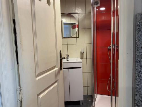 CovaにあるCasa de Casarelhos - Alojamentos - Gerêsの白い洗面台と鏡のあるバスルーム