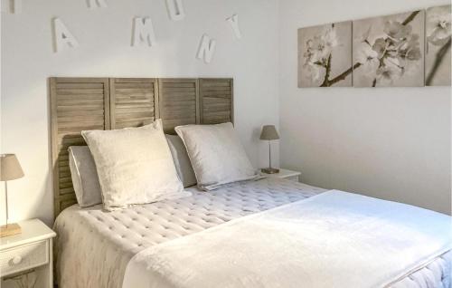 een slaapkamer met een groot bed met witte lakens en kussens bij 1 Bedroom Gorgeous Apartment In Saint-raphael in Boulouris-sur-Mer