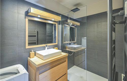 een badkamer met een wastafel en een glazen douche bij 1 Bedroom Gorgeous Apartment In Saint-raphael in Boulouris-sur-Mer