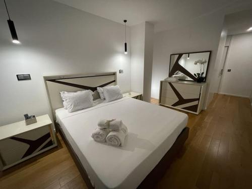 - une chambre avec un lit et des serviettes dans l'établissement Magic Home, everything you need., à Funchal