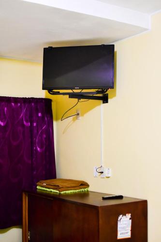 Una televisión o centro de entretenimiento en Palmas Park Hotel y Restaurant