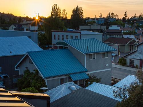 een groep huizen met blauwe daken bij zonsondergang bij The Web Suites in Friday Harbor